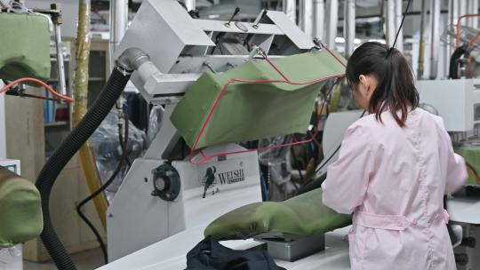 服装厂车间工人正在熨烫衣物视频素材模板下载
