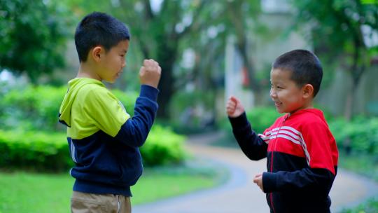 两个小孩在公园猜拳 石头剪刀布