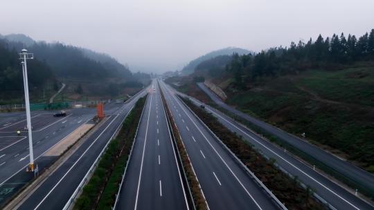 山谷中的高速路，雨后高速路4K