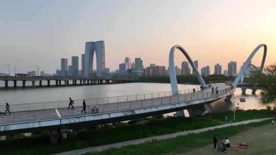 高清航拍4K苏州园区金鸡湖步行桥夕阳落日