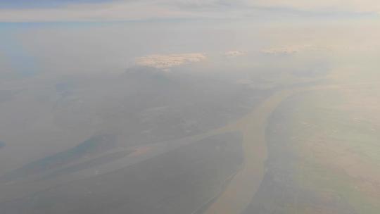 飞机窗外俯瞰安徽安庆长江流域