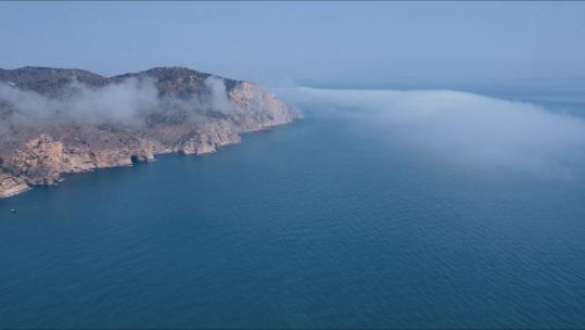 航拍大连棒锤岛海岸平流雾延时
