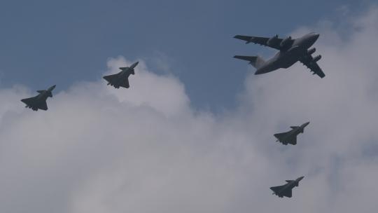 稳定：长春航展2023空军运油20和歼20编队