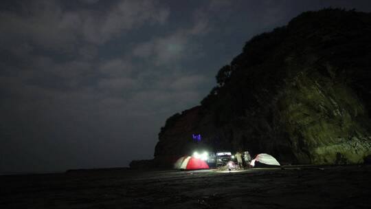 人们在山旁边的海岸线上露营