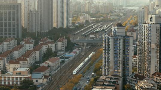 夕阳下上海火车站火车进站航拍运镜城市风光高清在线视频素材下载