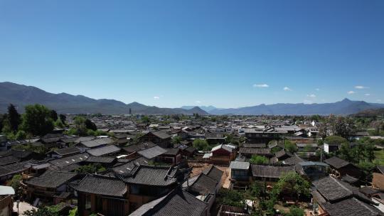 航拍晴天下丽江的雪山古镇