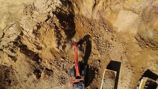 挖掘机给卡车装车视频素材模板下载