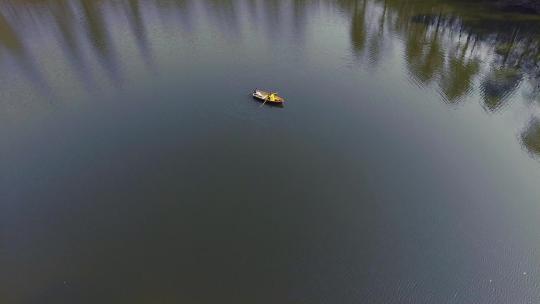 航拍小船在湖面视频素材模板下载