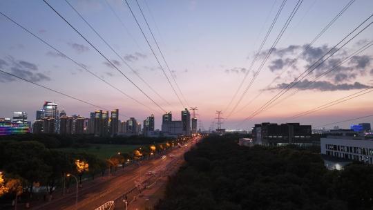 夕阳下城市高压电线塔剪影航拍