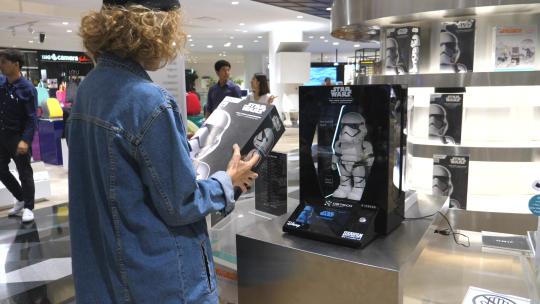 女性顾客在玩具科技商店选择星球大战冲锋队机器人。泰国曼谷，2018年5月12日。