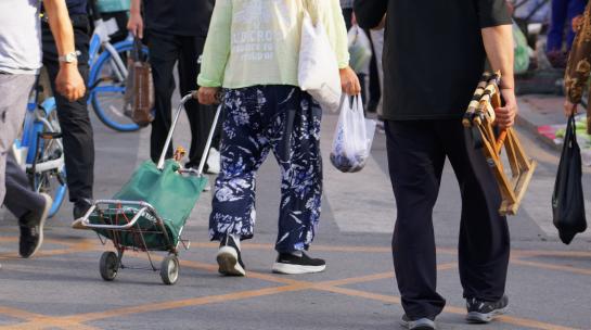 菜市场买菜人流逛早市人群市井生活