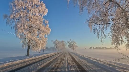 在雪地上的空中公路旅行