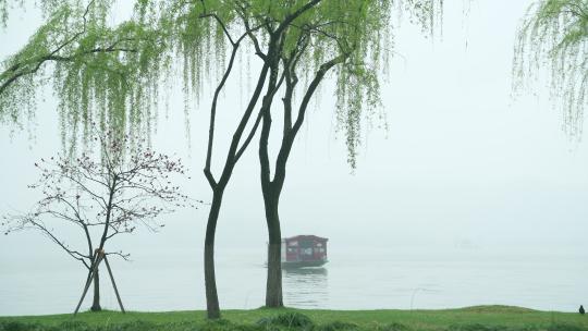 杭州西湖春天清明节阴雨天游船