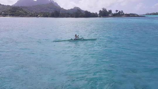 一个海上的人在划皮划艇