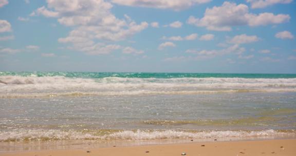 沙滩海浪 蓝天白云 一望无际的大海