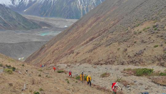 四川甘孜攀登那玛峰的登山者徒步进山