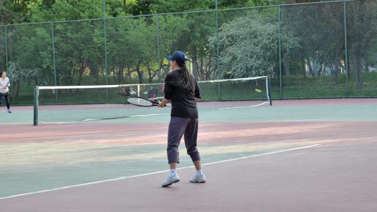 一个女人在打网球慢动作