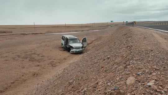 西藏旅游风光219国道车祸肇事报废车辆视频素材模板下载