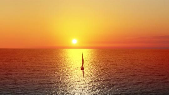 夕阳下唯美的孤帆视频素材模板下载