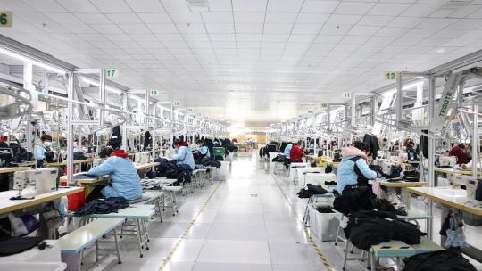 缝纫女工纺织加工服装箱包生产线