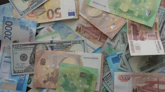 手抓着收集货币钞票从黑桌美元欧元卢布