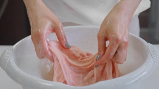 一个女人洗衣服揉搓的手
