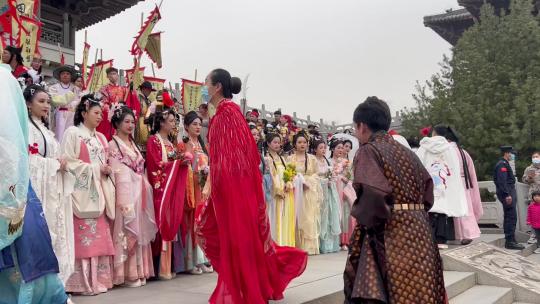 济南“十二花神”亮相大明湖超然楼，汉服秀