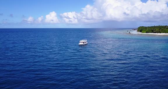 白天以上复制空间拍摄的白沙天堂海滩和水蓝色海洋背景