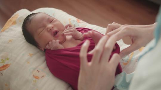 人物形象婴儿拍摄新生儿照穿衣过程4K视频