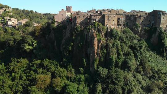 航空：无人机从山上升起，露出风景如画的意大利小镇卡尔卡塔韦基亚