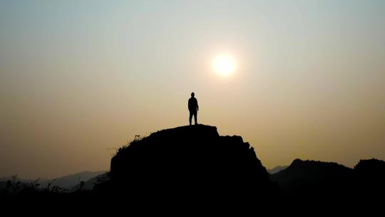 一个人站在山顶思考未来攀登顶峰人物剪影视频素材模板下载