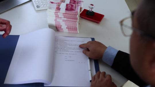 客户签订合同时拿回扣索要贿赂