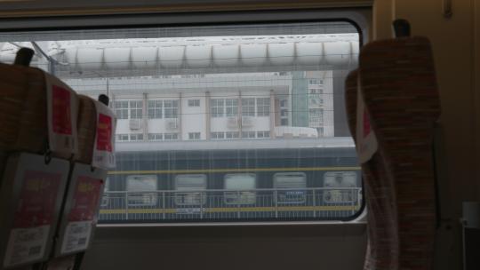 高铁窗口拍摄火车经过