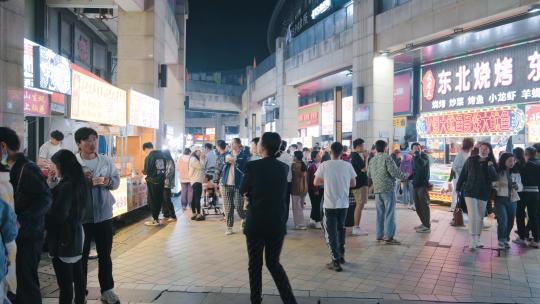 上海美食小吃街夜市人群实拍