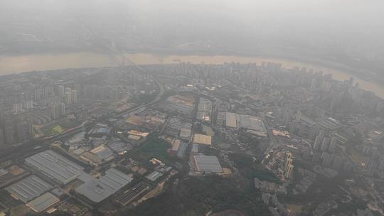 飞机窗外迷雾中的重庆市现代城市两江风光