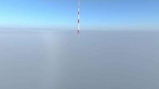 拉脱维亚里加广播电视塔的鸟瞰图——欧盟最高的塔，在一个多云的冬天早晨。塔部分被厚厚的云层覆盖。