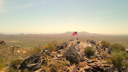 山顶上的美国国旗视频素材模板下载