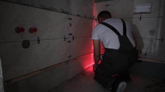 瓦工使用建筑激光测量视频素材模板下载