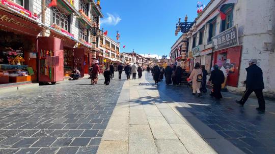西藏拉萨大昭寺八廓接转经的游客信众