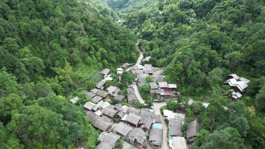 无人机鸟瞰泰国清迈山谷中的房屋Mae kampong村