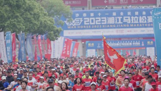 2023长沙十一届湘江马拉松赛起跑阶段
