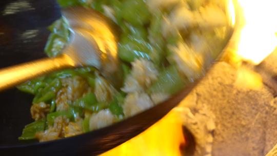 菜在大火中翻炒颠勺聚餐聚会视频素材模板下载