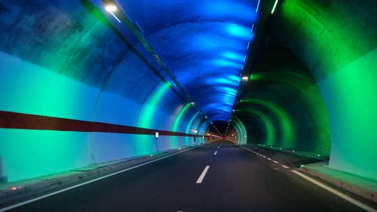 彩色的公路隧道