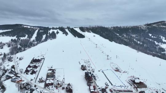 斯洛伐克Zdiar村滑雪胜地的鸟瞰图