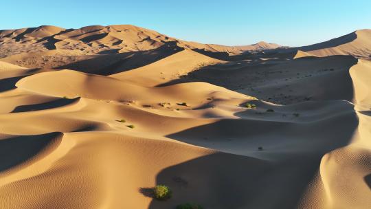 航拍新疆干旱荒漠地区沙漠沙丘自然风景