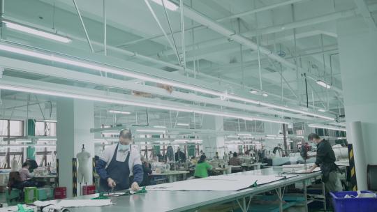 制衣厂工人裁剪缝制衣服视频素材模板下载