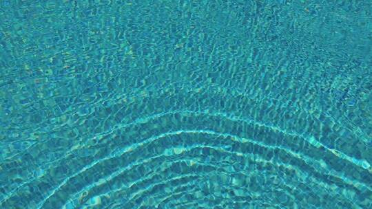 波纹涟漪清澈蓝色的水
