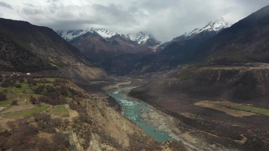 318川藏线 山脉 河流 雪山 山谷