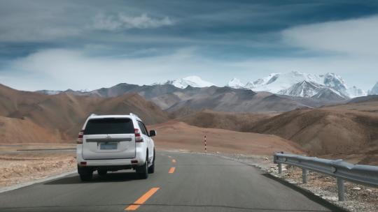 西藏旅游风光车窗外戈壁上318国道