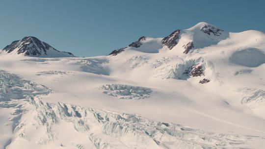 巍峨山峰山脉山峦航拍阳光下的雪山